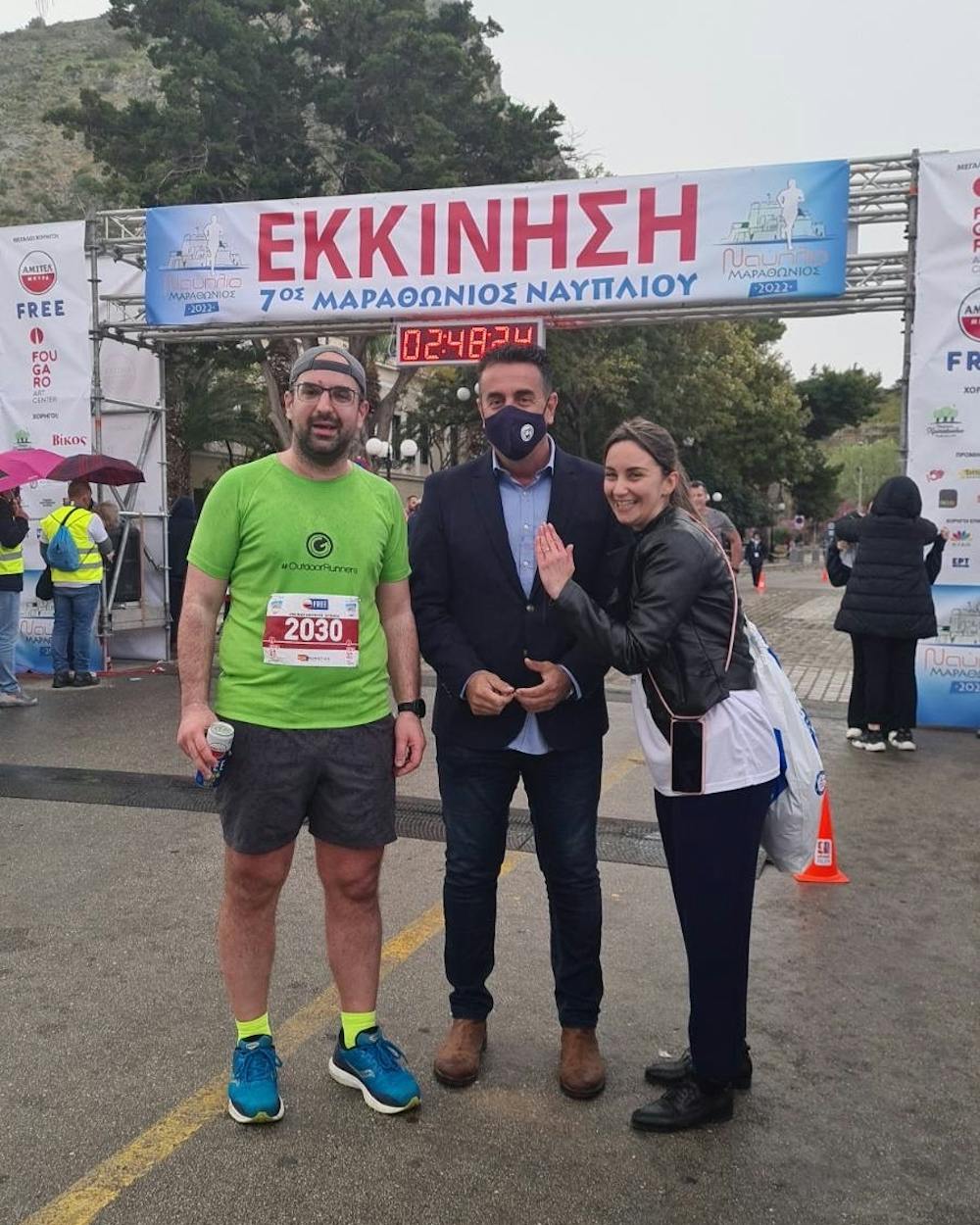 Ναύπλιο: Έτρεξε στον Ημιμαραθώνιο και έκανε πρόταση γάμου στην αγαπημένου του στον τερματισμό! (Pics) runbeat.gr 